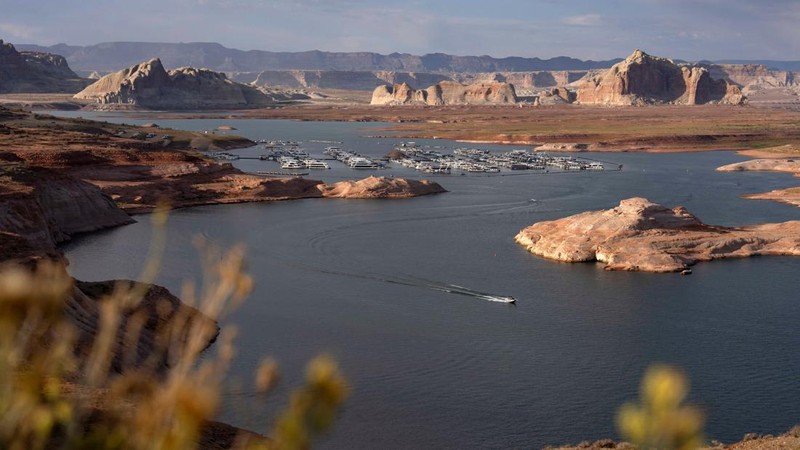 Sebuah perahu bertolak dari Wahweap Marina di Danau Powell—saat waduk vital tersebut berada pada tingkat ketinggian air terendah yang pernah tercatat—di Glen Canyon National Recreation Area dekat Page, Arizona, AS, pada 30 Agustus 2026.