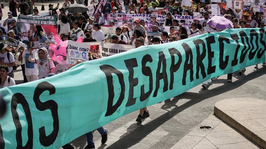 Sejumlah orang membentangkan spanduk dalam unjuk rasa untuk memperingati Hari Internasional Korban Penghilangan Paksa di Mexico City, Meksiko, pada 30 Agustus 2026.