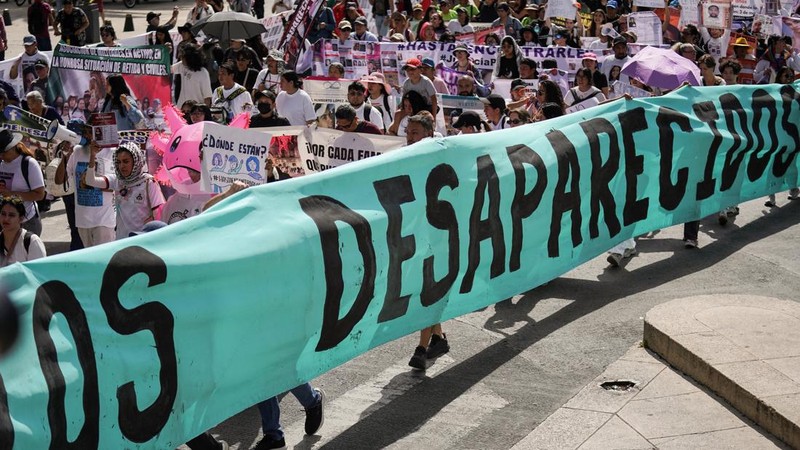 Sejumlah orang membentangkan spanduk dalam unjuk rasa untuk memperingati Hari Internasional Korban Penghilangan Paksa di Mexico City, Meksiko, pada 30 Agustus 2026.