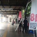 Sejumlah pekerja melakukan pengerjaan di Stasiun Karet, Jakarta, yang sudah tidak lagi beroperasi melayani penumpang, Selasa (1/9/2026). (CNBC Indonesia/Ferry Sandi)