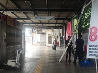 Sejumlah pekerja melakukan pengerjaan di Stasiun Karet, Jakarta, yang sudah tidak lagi beroperasi melayani penumpang, Selasa (1/9/2026). (CNBC Indonesia/Ferry Sandi)