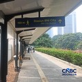 Sejumlah penumpang kereta berjalan di Selasar Stasiun BNI CIty, Jakarta, Selasa (1/9/2026). (CNBC Indonesia/Ferry Sandi)
