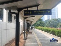 Sejumlah penumpang kereta berjalan di Selasar Stasiun BNI CIty, Jakarta, Selasa (1/9/2026). (CNBC Indonesia/Ferry Sandi)