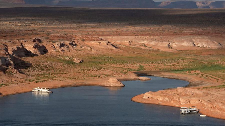 Sejumlah rumah perahu berada di sebuah teluk yang tenang di Danau Powell—sementara waduk vital tersebut berada pada tingkat permukaan air terendah yang pernah tercatat—di Kawasan Rekreasi Nasional Glen Canyon dekat Page, Arizona, AS, pada 30 Agustus 2026.