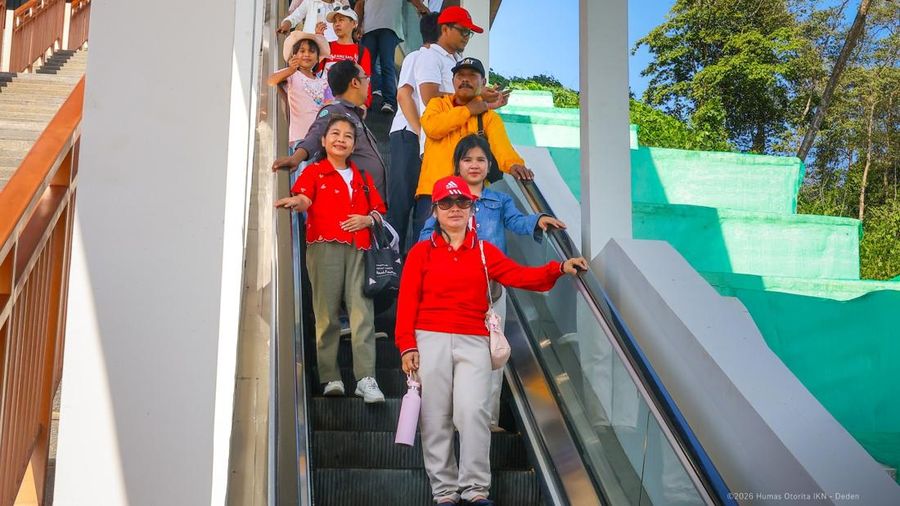 Sejumlah warga mengunjungi Istana Wakil Presiden di Ibu Kota Nusantara, Penajam Paser, Kalimantan Timur.