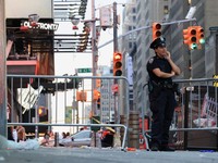 Seorang anggota NYPD berjaga di lokasi kejadian penembakan yang melibatkan petugas kepolisian di Times Square, New York City, AS, pada 31 Agustus 2026. (REUTERS/Brendan McDermid)