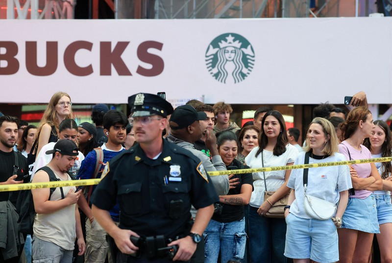 Anggota NYPD berjaga di lokasi kejadian penembakan yang melibatkan petugas kepolisian di Times Square, New York City, AS, pada 31 Agustus 2026. (REUTERS/Brendan McDermid)