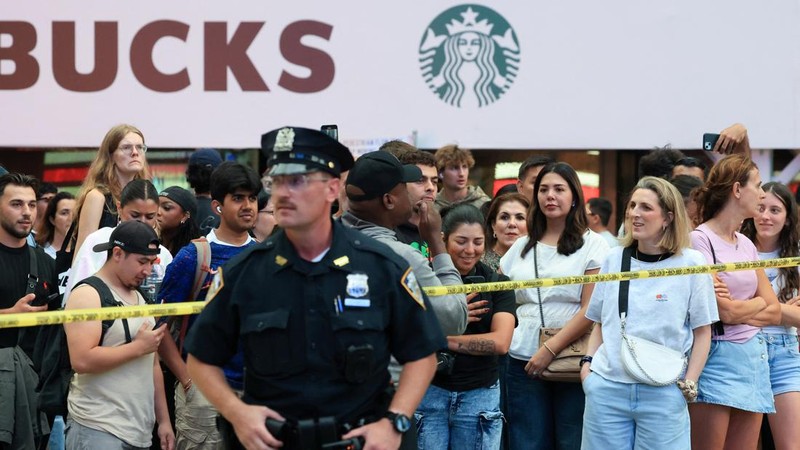 Seorang anggota NYPD berjaga saat warga berkumpul di lokasi kejadian penembakan yang melibatkan petugas kepolisian di Times Square, New York City, AS, pada 31 Agustus 2026.
