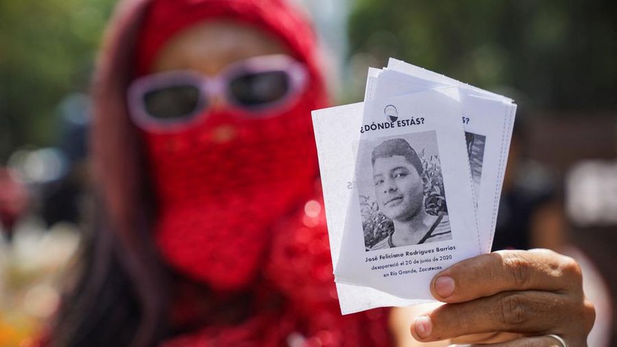Seorang perempuan memegang kertas berisi foto orang-orang hilang dalam sebuah unjuk rasa untuk memperingati Hari Internasional Korban Penghilangan Paksa di Mexico City, Meksiko, pada 30 Agustus 2026.