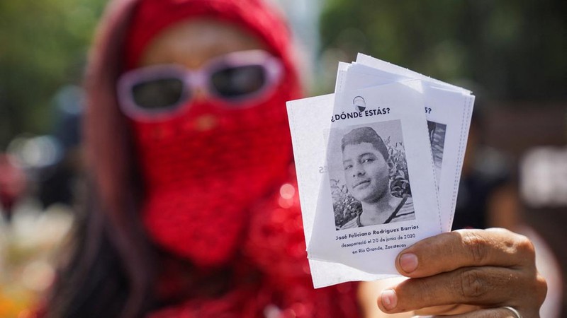 Seorang perempuan memegang kertas berisi foto orang-orang hilang dalam sebuah unjuk rasa untuk memperingati Hari Internasional Korban Penghilangan Paksa di Mexico City, Meksiko, pada 30 Agustus 2026.