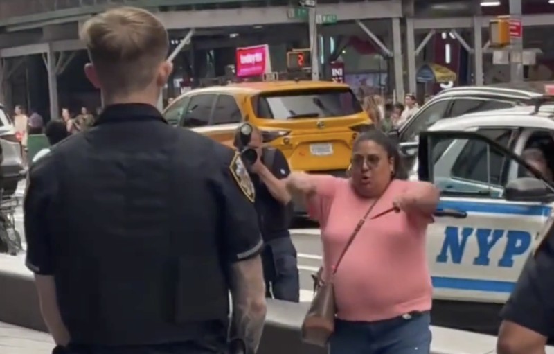 Anggota NYPD berjaga di lokasi kejadian penembakan yang melibatkan petugas kepolisian di Times Square, New York City, AS, pada 31 Agustus 2026. (REUTERS/Brendan McDermid)