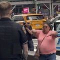 Seorang wanita mengarahkan pisau kearah petugas di kawasan Times Square, New York, Senin (31/8/2026). (Tangkapan Layar Video X/@PoliceIncident)