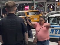 Seorang wanita mengarahkan pisau kearah petugas di kawasan Times Square, New York, Senin (31/8/2026). (Tangkapan Layar Video X/@PoliceIncident)