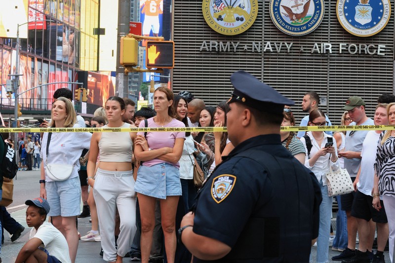 Anggota NYPD berjaga di lokasi kejadian penembakan yang melibatkan petugas kepolisian di Times Square, New York City, AS, pada 31 Agustus 2026. (REUTERS/Brendan McDermid)