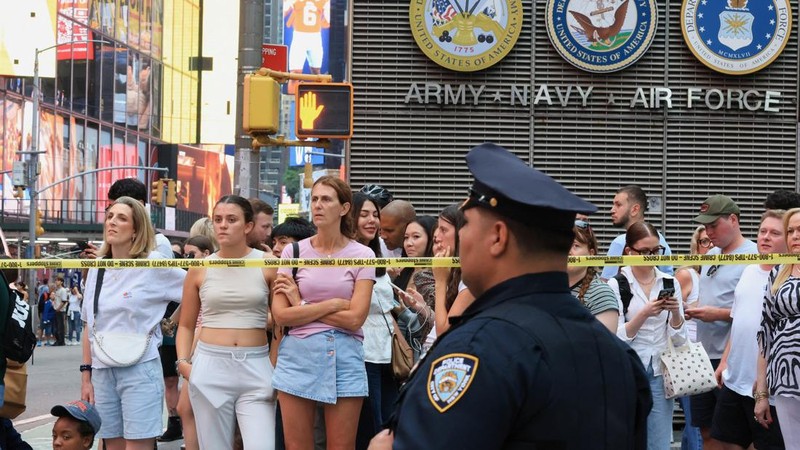 Warga berkumpul di lokasi kejadian penembakan yang melibatkan petugas kepolisian di Times Square, New York City, AS, pada 31 Agustus 2026.