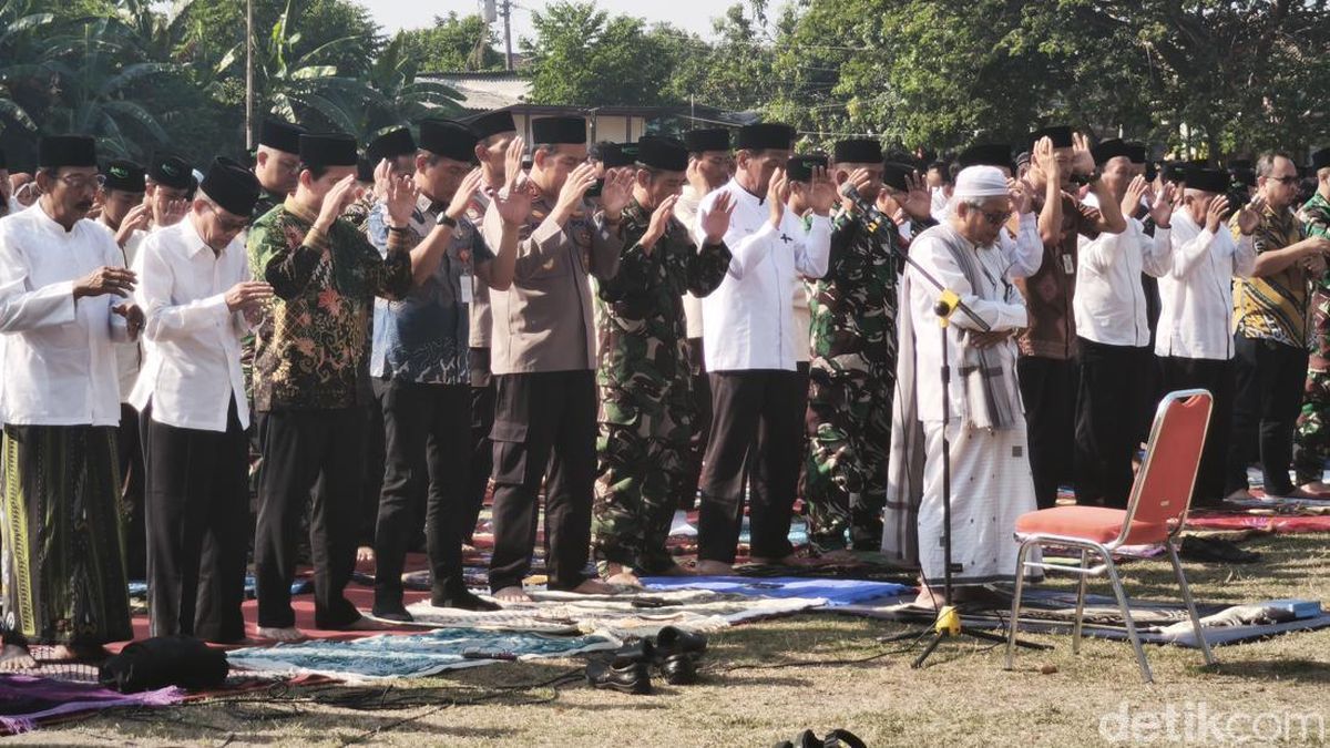 Pasokan Air Kian Berkurang, Ribuan Warga Genuk Semarang Gelar Salat Istisqa