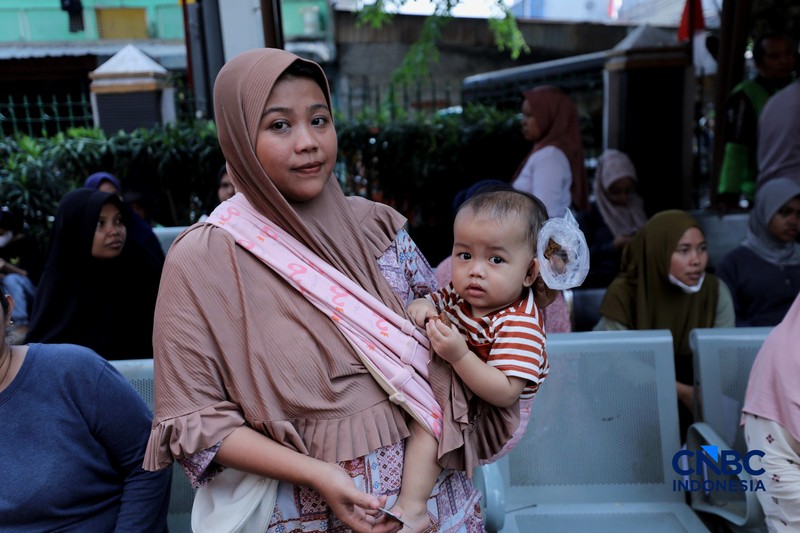 Warga Penerima Bantuan Pangan (PBP) mengantre menerima beras bantuan pangan di Kelurahan Kebon Baru, Jakarta, Selasa, (1/9/2026). (CNBC Indonesia/Tri Susilo)
