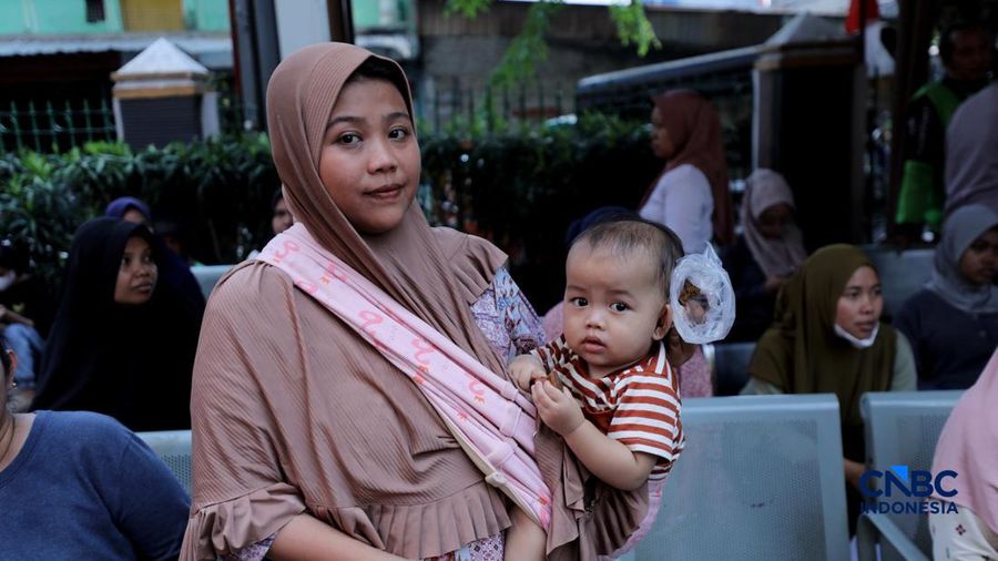 Warga Penerima Bantuan Pangan (PBP) mengantre menerima beras bantuan pangan di Kelurahan Kebon Baru, Jakarta, Selasa, (1/9/2026).