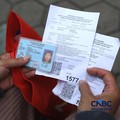 Warga Penerima Bantuan Pangan (PBP) mengantre menerima beras bantuan pangan di Kelurahan Kebon Baru, Jakarta, Selasa, (1/9/2026). (CNBC Indonesia/Tri Susilo)