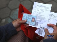 Warga Penerima Bantuan Pangan (PBP) mengantre menerima beras bantuan pangan di Kelurahan Kebon Baru, Jakarta, Selasa, (1/9/2026). (CNBC Indonesia/Tri Susilo)