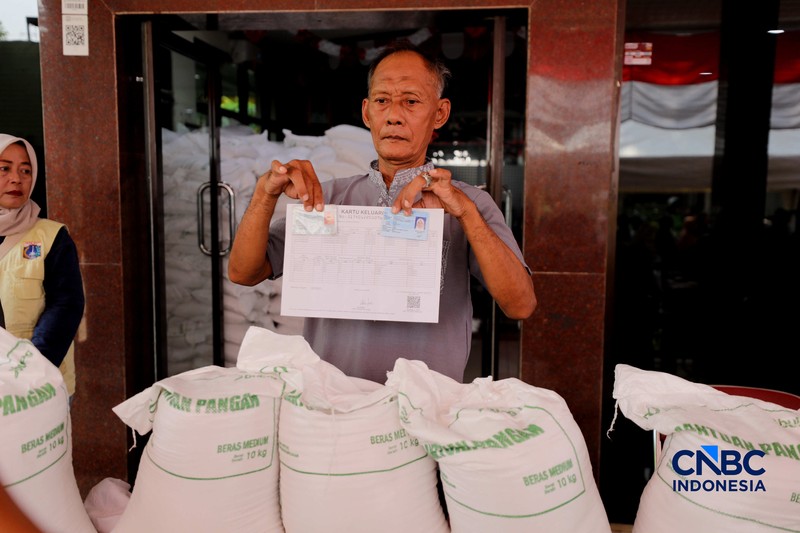 Warga Penerima Bantuan Pangan (PBP) mengantre menerima beras bantuan pangan di Kelurahan Kebon Baru, Jakarta, Selasa, (1/9/2026). (CNBC Indonesia/Tri Susilo)