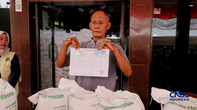 Warga Penerima Bantuan Pangan (PBP) mengantre menerima beras bantuan pangan di Kelurahan Kebon Baru, Jakarta, Selasa, (1/9/2026).