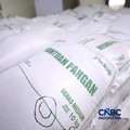 Warga Penerima Bantuan Pangan (PBP) mengantre menerima beras bantuan pangan di Kelurahan Kebon Baru, Jakarta, Selasa, (1/9/2026). (CNBC Indonesia/Tri Susilo)