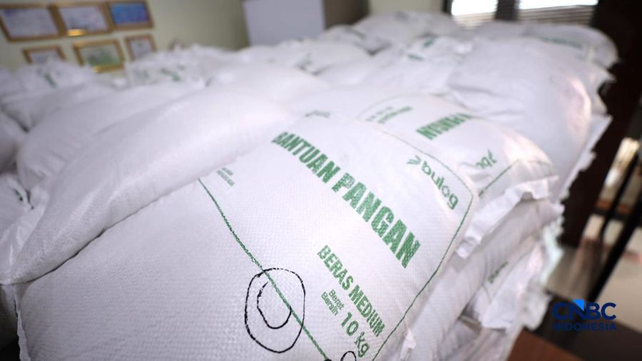 Warga Penerima Bantuan Pangan (PBP) mengantre menerima beras bantuan pangan di Kelurahan Kebon Baru, Jakarta, Selasa, (1/9/2026). (CNBC Indonesia/Tri Susilo)