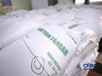 Warga Penerima Bantuan Pangan (PBP) mengantre menerima beras bantuan pangan di Kelurahan Kebon Baru, Jakarta, Selasa, (1/9/2026). (CNBC Indonesia/Tri Susilo)