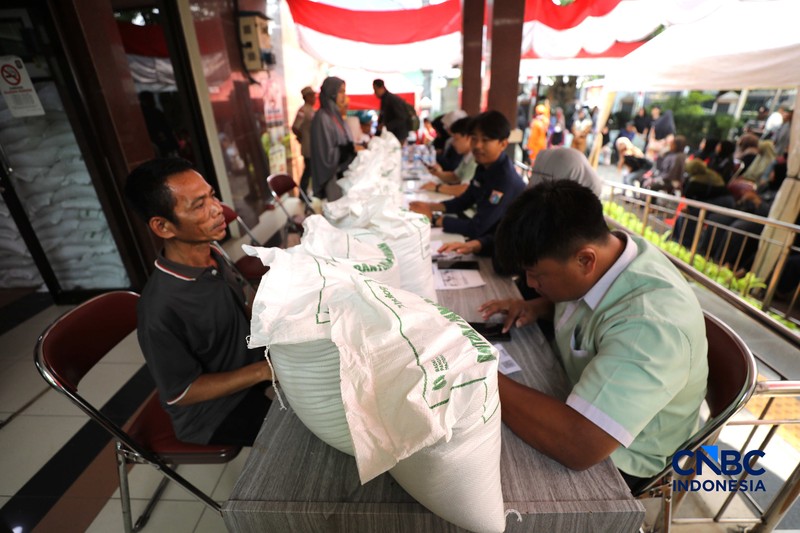 Warga Penerima Bantuan Pangan (PBP) mengantre menerima beras bantuan pangan di Kelurahan Kebon Baru, Jakarta, Selasa, (1/9/2026). (CNBC Indonesia/Tri Susilo)
