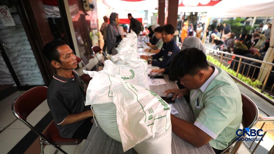 Warga Penerima Bantuan Pangan (PBP) mengantre menerima beras bantuan pangan di Kelurahan Kebon Baru, Jakarta, Selasa, (1/9/2026).