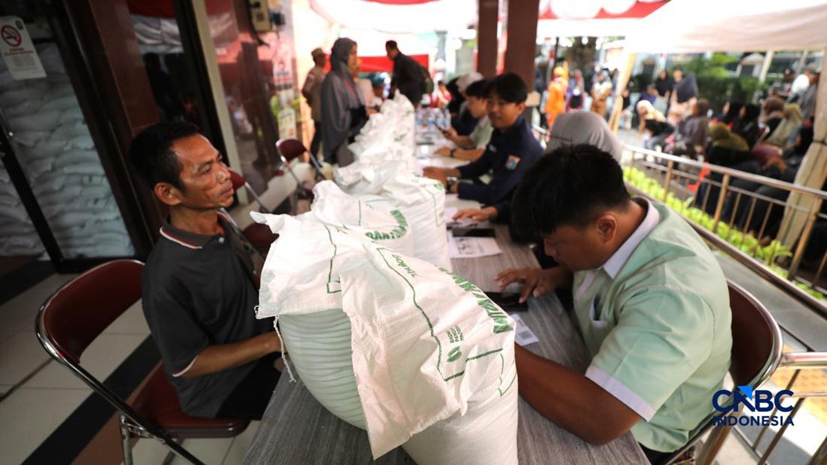 Penampakan Warga Antre Bantuan Beras 30 Kg, Padati Lokasi Sejak Pagi