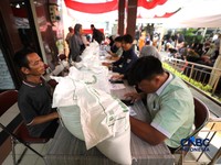 Warga Penerima Bantuan Pangan (PBP) mengantre menerima beras bantuan pangan di Kelurahan Kebon Baru, Jakarta, Selasa, (1/9/2026). (CNBC Indonesia/Tri Susilo)