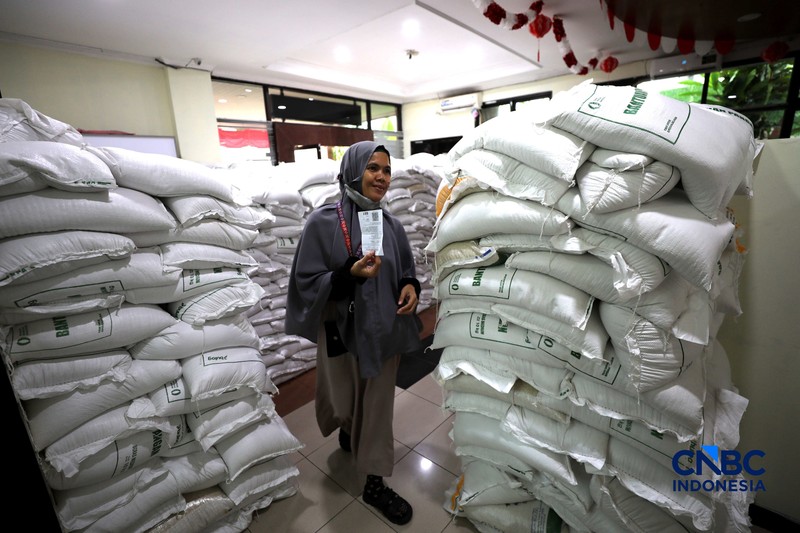 Warga Penerima Bantuan Pangan (PBP) mengantre menerima beras bantuan pangan di Kelurahan Kebon Baru, Jakarta, Selasa, (1/9/2026). (CNBC Indonesia/Tri Susilo)