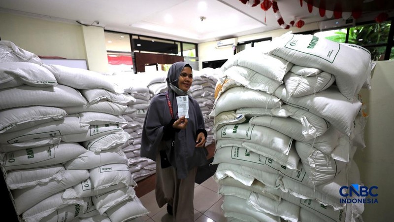 Warga Penerima Bantuan Pangan (PBP) mengantre menerima beras bantuan pangan di Kelurahan Kebon Baru, Jakarta, Selasa, (1/9/2026). (CNBC Indonesia/Tri Susilo)