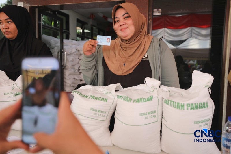 Warga Penerima Bantuan Pangan (PBP) mengantre menerima beras bantuan pangan di Kelurahan Kebon Baru, Jakarta, Selasa, (1/9/2026). (CNBC Indonesia/Tri Susilo)
