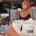 Warga Penerima Bantuan Pangan (PBP) mengantre menerima beras bantuan pangan di Kelurahan Kebon Baru, Jakarta, Selasa, (1/9/2026). (CNBC Indonesia/Tri Susilo)