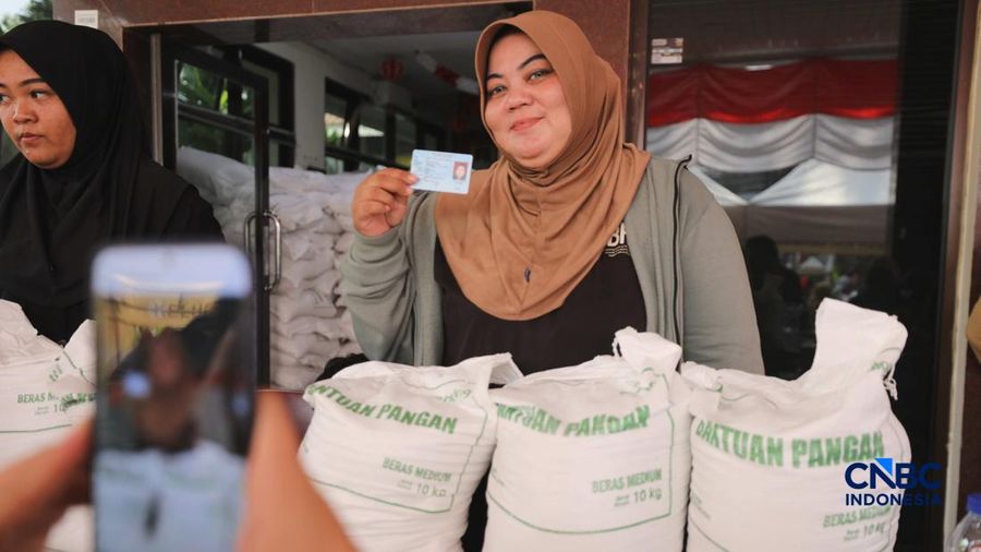 Warga Penerima Bantuan Pangan (PBP) mengantre menerima beras bantuan pangan di Kelurahan Kebon Baru, Jakarta, Selasa, (1/9/2026).