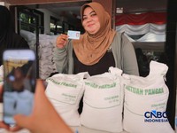 Warga Penerima Bantuan Pangan (PBP) mengantre menerima beras bantuan pangan di Kelurahan Kebon Baru, Jakarta, Selasa, (1/9/2026). (CNBC Indonesia/Tri Susilo)