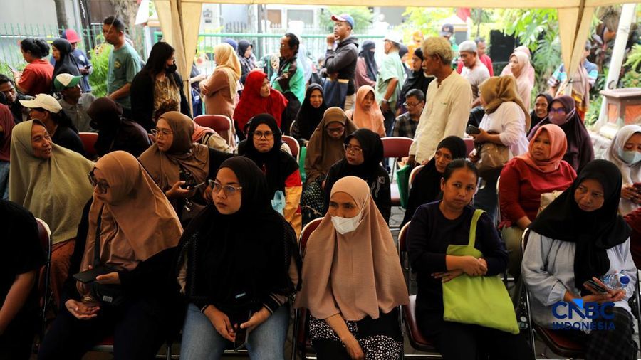 Warga Penerima Bantuan Pangan (PBP) mengantre menerima beras bantuan pangan di Kelurahan Kebon Baru, Jakarta, Selasa, (1/9/2026).