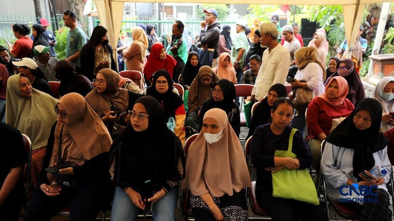 Warga Penerima Bantuan Pangan (PBP) mengantre menerima beras bantuan pangan di Kelurahan Kebon Baru, Jakarta, Selasa, (1/9/2026).