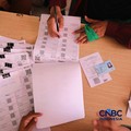 Warga Penerima Bantuan Pangan (PBP) mengantre menerima beras bantuan pangan di Kelurahan Kebon Baru, Jakarta, Selasa, (1/9/2026). (CNBC Indonesia/Tri Susilo)