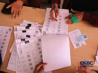 Warga Penerima Bantuan Pangan (PBP) mengantre menerima beras bantuan pangan di Kelurahan Kebon Baru, Jakarta, Selasa, (1/9/2026). (CNBC Indonesia/Tri Susilo)