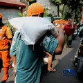 Warga Penerima Bantuan Pangan (PBP) mengantre menerima beras bantuan pangan di Kelurahan Kebon Baru, Jakarta, Selasa, (1/9/2026). (CNBC Indonesia/Tri Susilo)