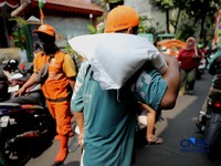 Warga Penerima Bantuan Pangan (PBP) mengantre menerima beras bantuan pangan di Kelurahan Kebon Baru, Jakarta, Selasa, (1/9/2026). (CNBC Indonesia/Tri Susilo)