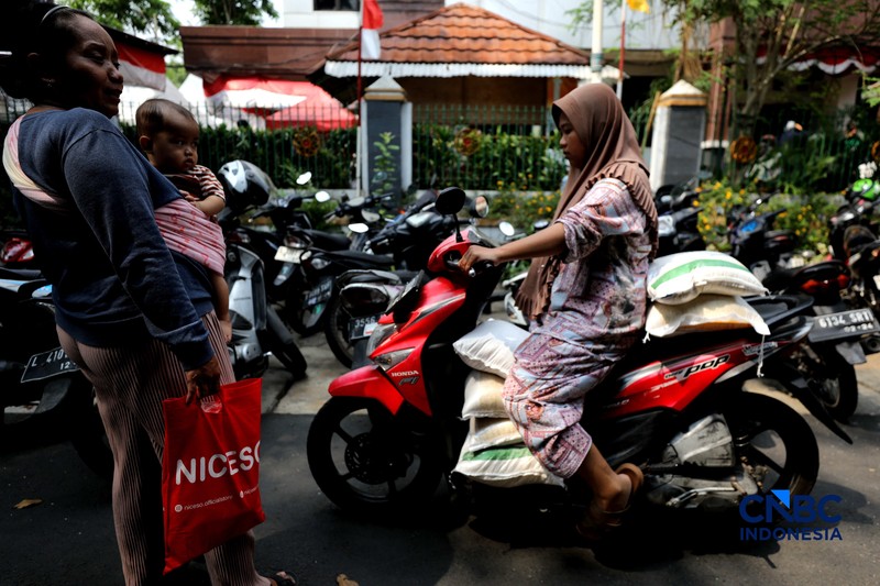 Warga Penerima Bantuan Pangan (PBP) mengantre menerima beras bantuan pangan di Kelurahan Kebon Baru, Jakarta, Selasa, (1/9/2026). (CNBC Indonesia/Tri Susilo)