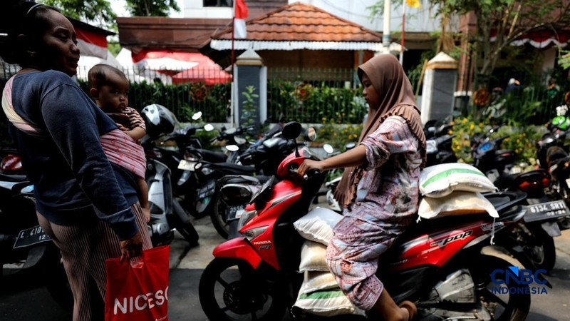 Warga Penerima Bantuan Pangan (PBP) mengantre menerima beras bantuan pangan di Kelurahan Kebon Baru, Jakarta, Selasa, (1/9/2026).