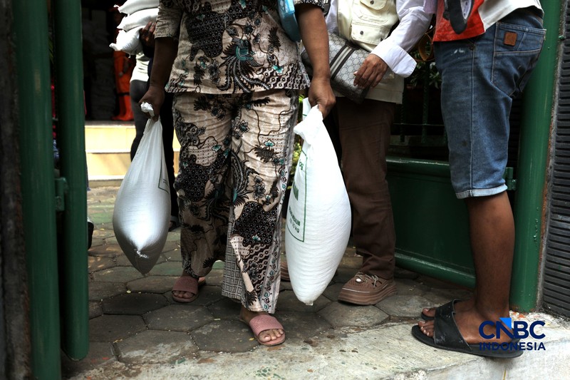 Warga Penerima Bantuan Pangan (PBP) mengantre menerima beras bantuan pangan di Kelurahan Kebon Baru, Jakarta, Selasa, (1/9/2026). (CNBC Indonesia/Tri Susilo)