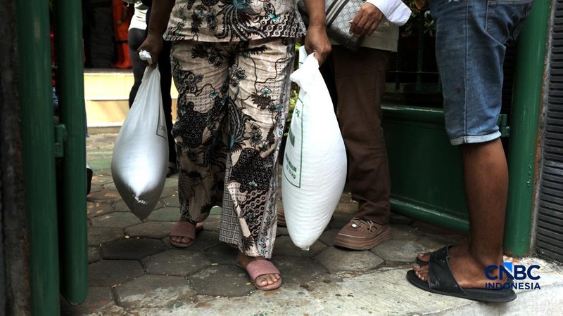 Warga Penerima Bantuan Pangan (PBP) mengantre menerima beras bantuan pangan di Kelurahan Kebon Baru, Jakarta, Selasa, (1/9/2026).