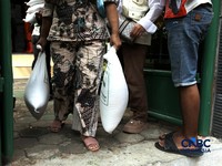 Warga Penerima Bantuan Pangan (PBP) mengantre menerima beras bantuan pangan di Kelurahan Kebon Baru, Jakarta, Selasa, (1/9/2026). (CNBC Indonesia/Tri Susilo)